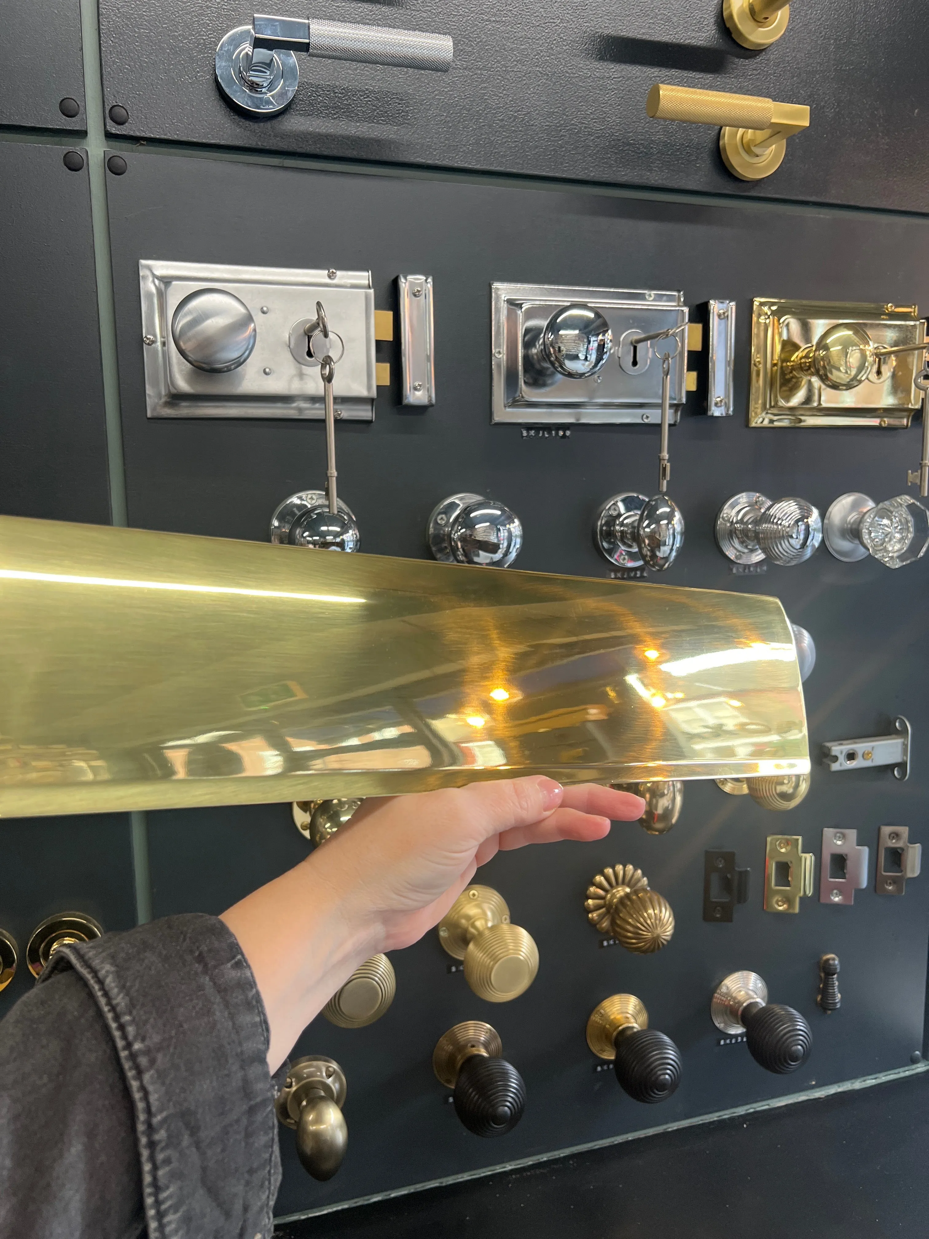 Extra large polished brass inner tidy